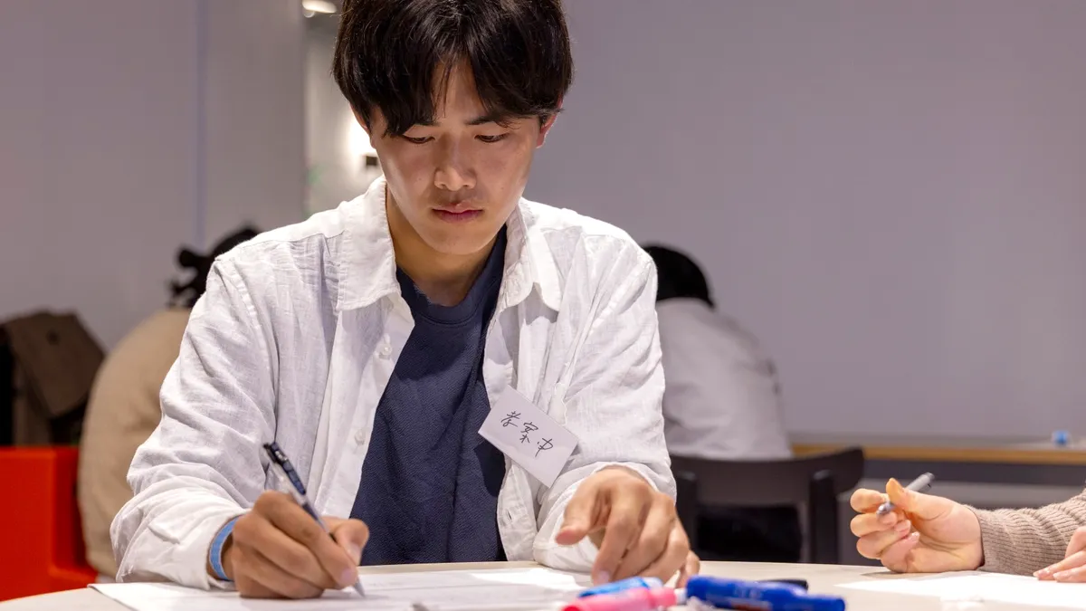 内省のいちにちで、ワークシートに向き合って書き込む参加者