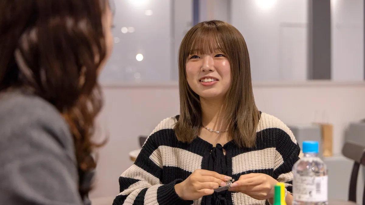 向かい合って、笑顔で話す参加者