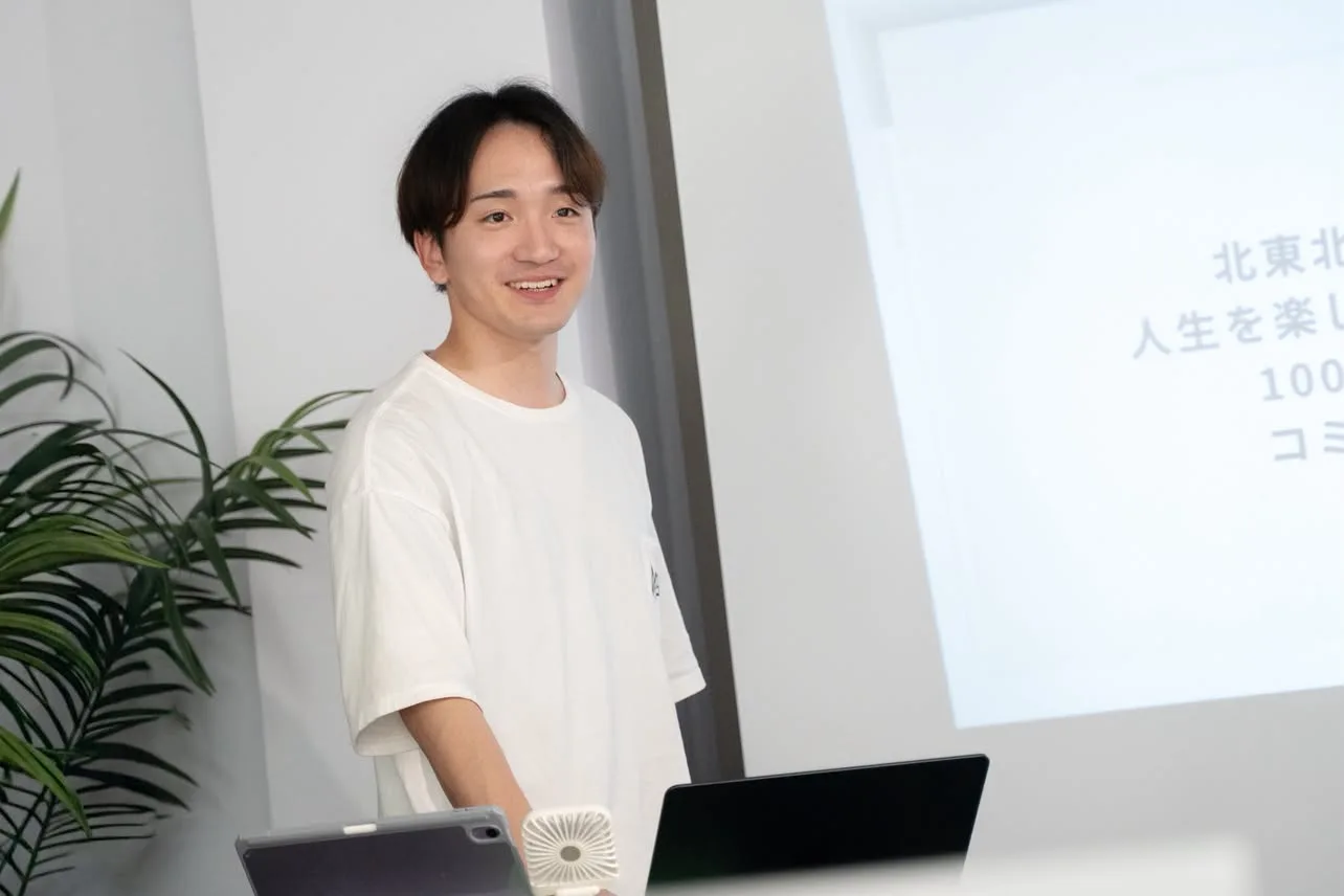 0期生のあべちゃん。スライドを前に、笑顔で発表している